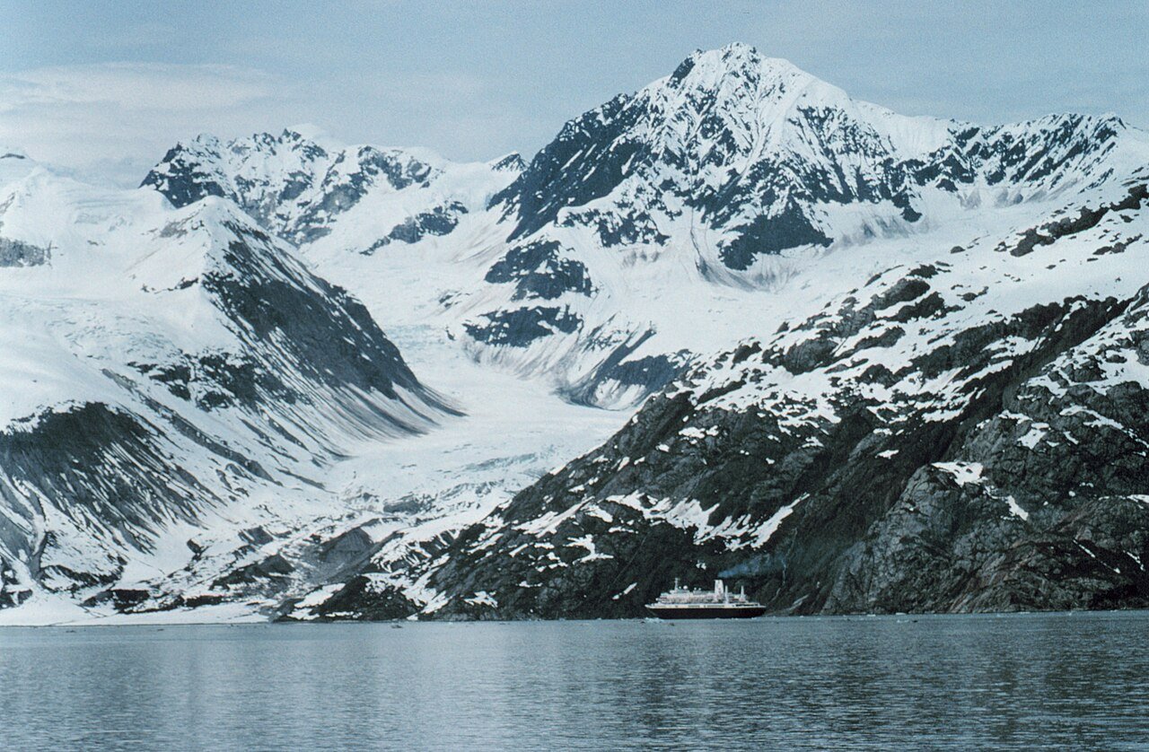 Lodowiec Hubbarda czy Glacier Bay? Który rejs po Alasce wybrać